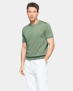 maglia uomo manica corta tinta unita verde militare collo tondo con stile sartoriale in tessuto 60% cotone biologico organico 40% seta pregiata lucente brillante prezioso pregiato Filatori su misura made in Italy laterale1
